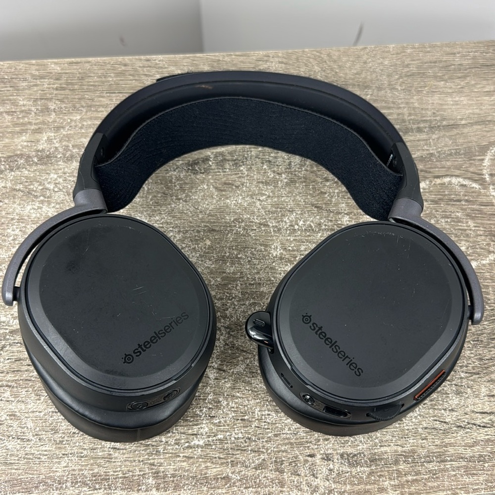 Steelseries arctis pro wireless gaming headphones